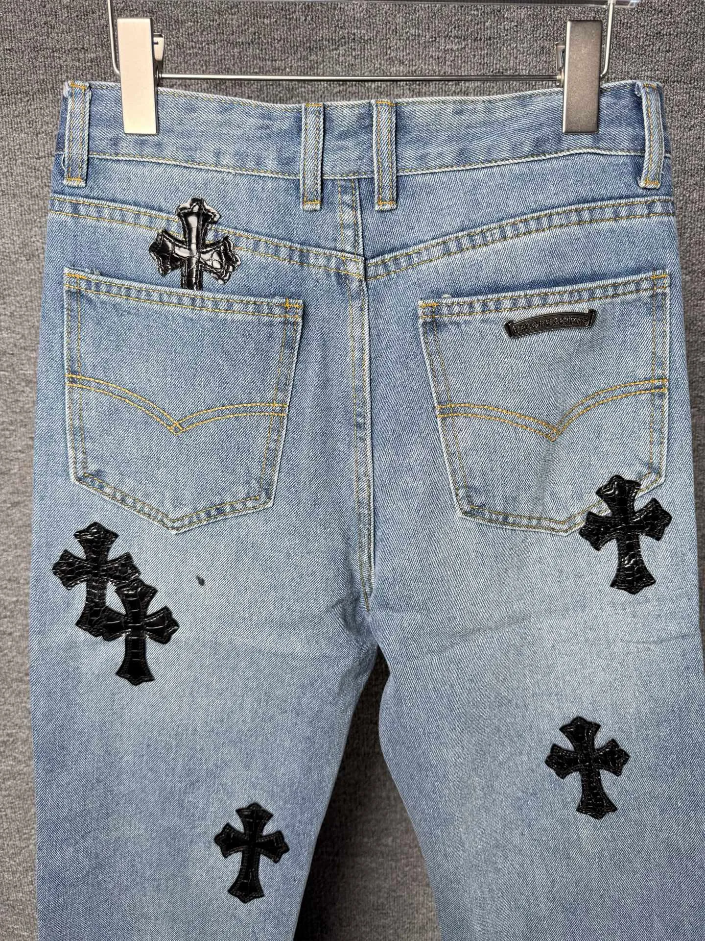 P250 💰 (Top version) Chrome hearts print stitching black leather classic washed jeans, truly restores the ultimate vintage texture, three-dimensional version, loose and comfortable, not picky about the figure, taller and slimmer, factory precision, original factory quality control, same style for men and women, can be matched with couples, versatile recommendation, must-have jeans for all seasons, fashionistas have been disappointed. From the quality selection of fabrics, the tailoring of details, and the matching of patterns, they are all impeccable! The upper body is so handsome when worn...it can be easily worn by men, women and children! The craftsmanship is made of heavy-duty washed pure cotton denim fabric. After washing, it is soft and thick and looks very stylish when worn. Color: blue Size: 28-30-32-34-36 (corresponding to S-M-L-XL-XXL)
